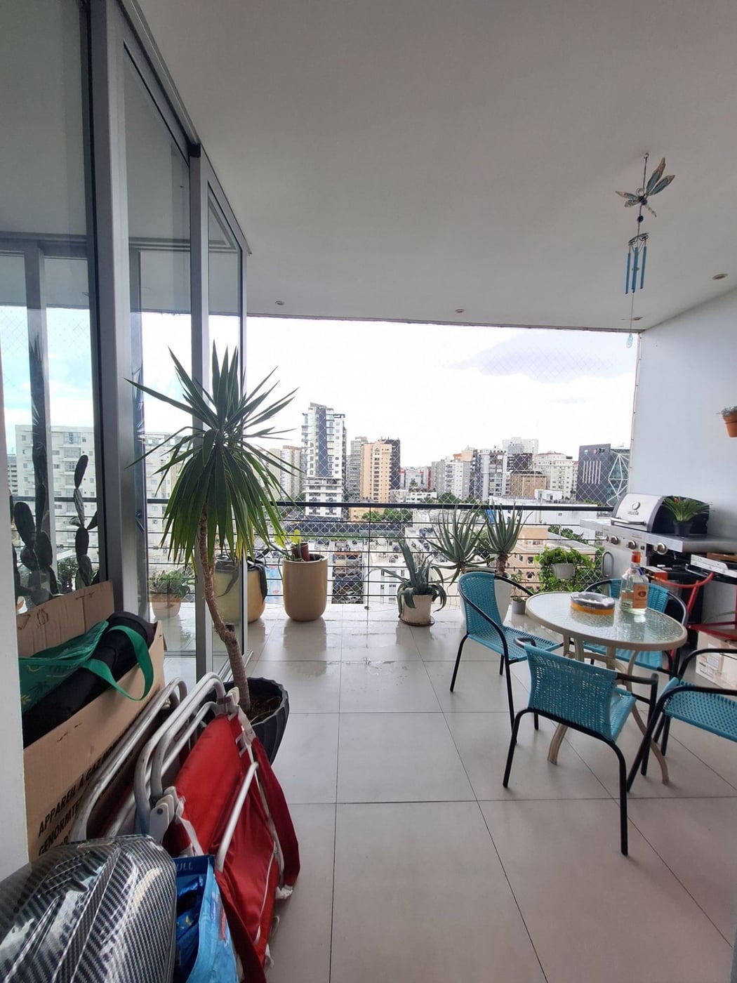 Amplio apartamento con terraza y vista despejada. – foto 4