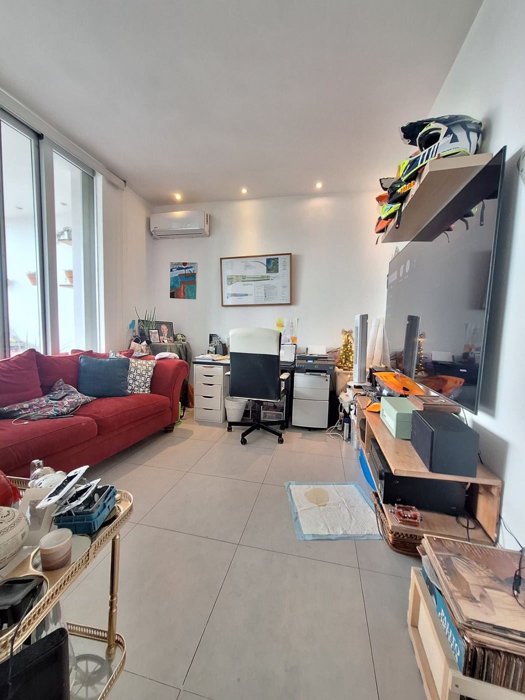 Amplio apartamento con terraza y vista despejada. – foto 8