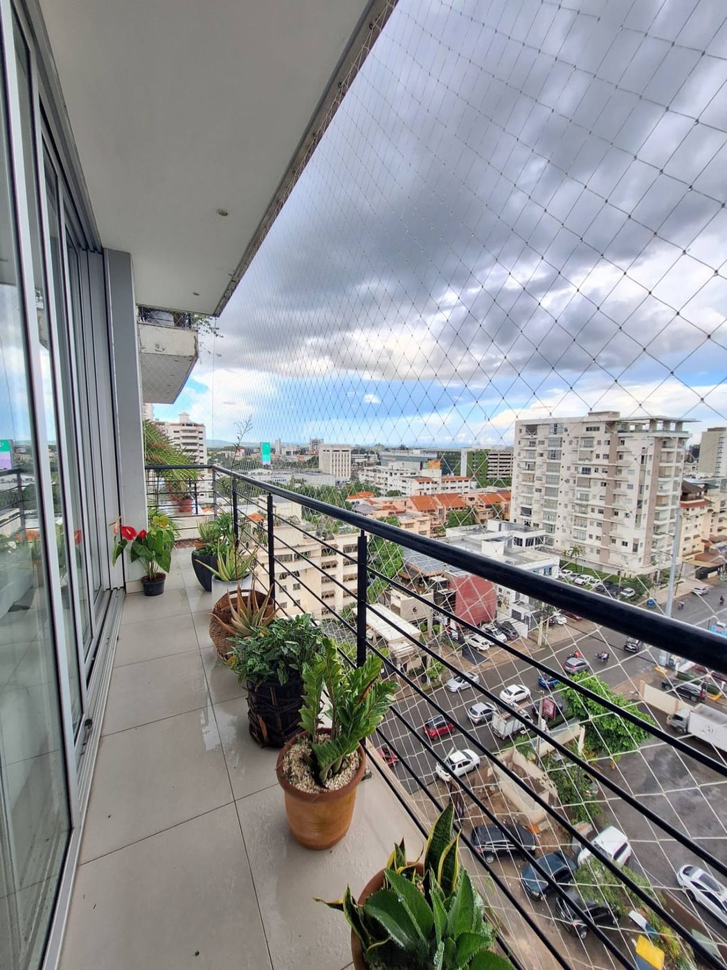 Amplio apartamento con terraza y vista despejada. – foto 2