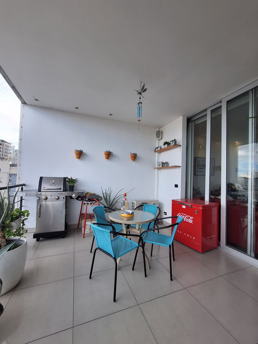 Amplio apartamento con terraza y vista despejada. – foto 3