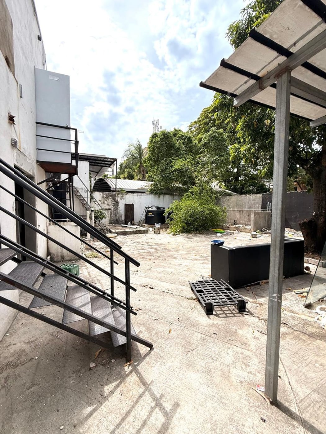 Edificio localizado en el Poligono Central – foto 4