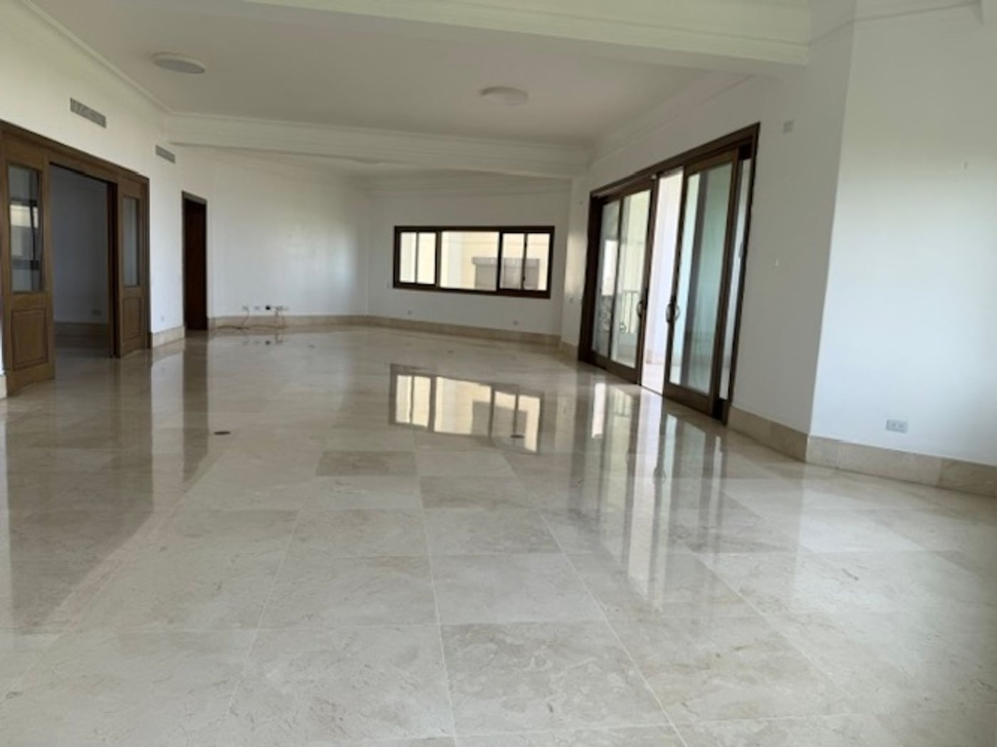 Apartamento en alquiler en la Av. Anacaona. – foto 2