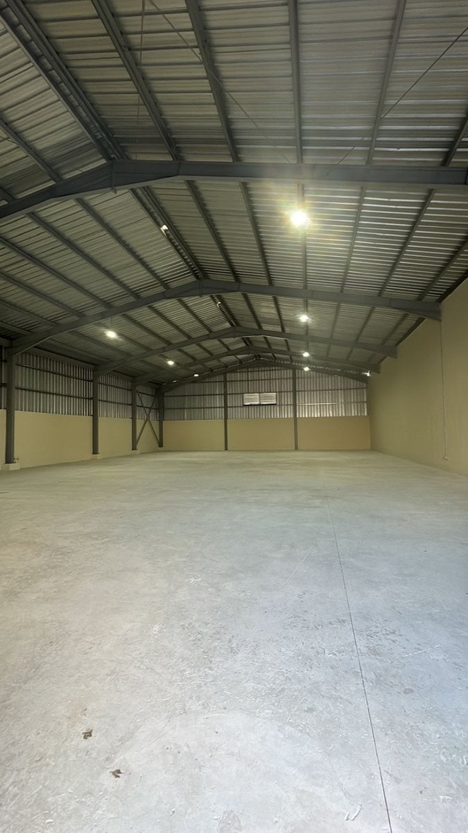 Nave en el Boulevar del Este – foto 1