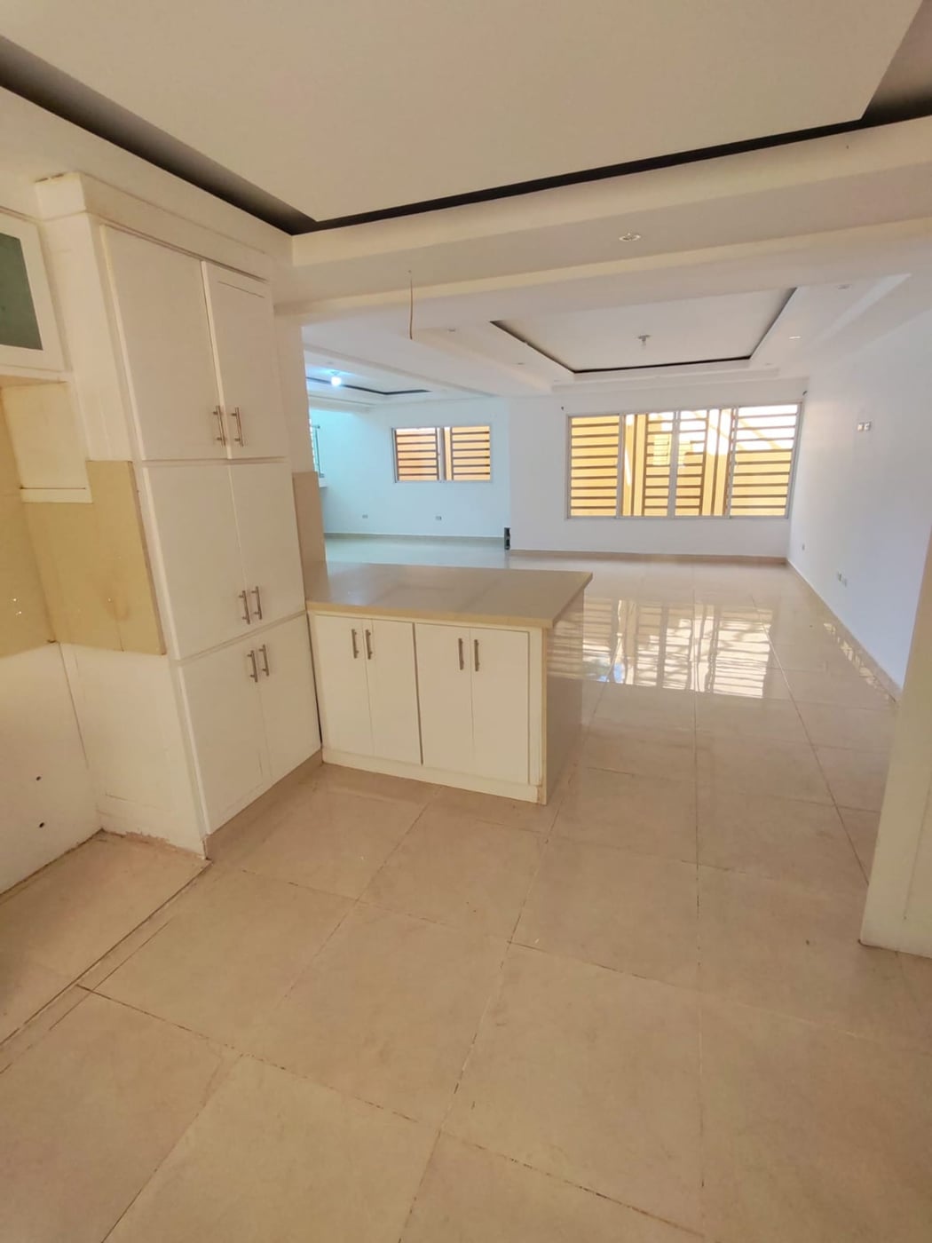 Hermosa Casa de Dos Niveles en Zona Residencial – foto 9