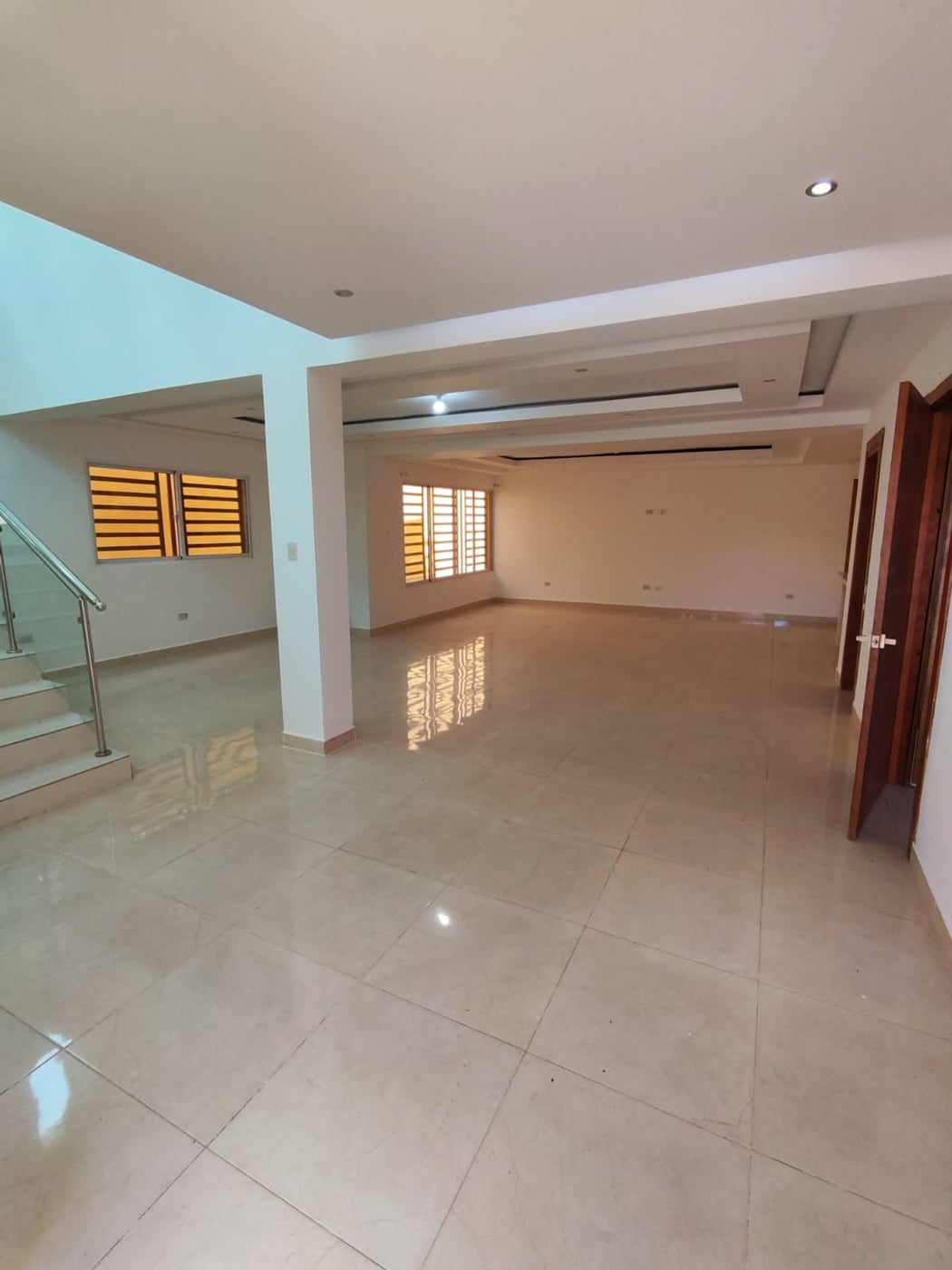 Hermosa Casa de Dos Niveles en Zona Residencial – foto 1