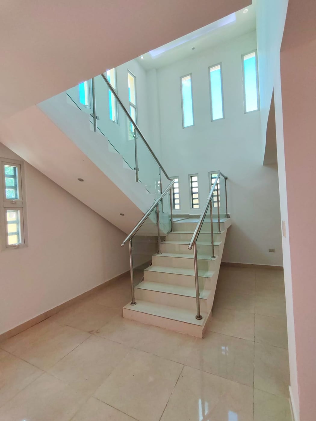 Hermosa Casa de Dos Niveles en Zona Residencial – foto 2