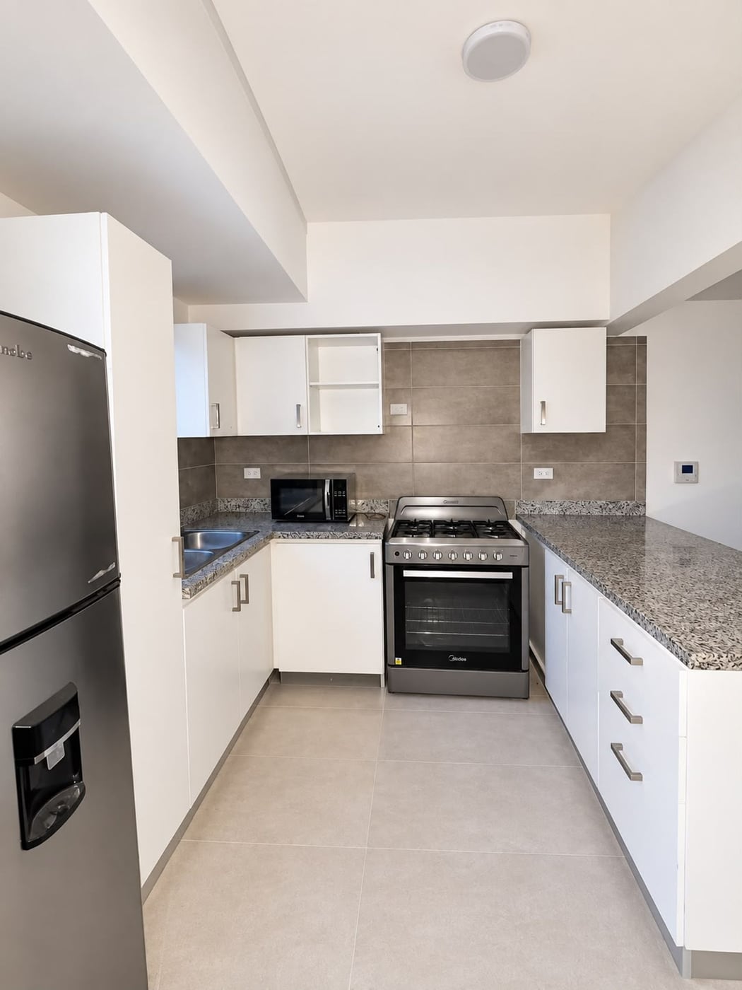 APARTMAMENTO CON LINEA BLANCA EN ALQUILER – foto 5