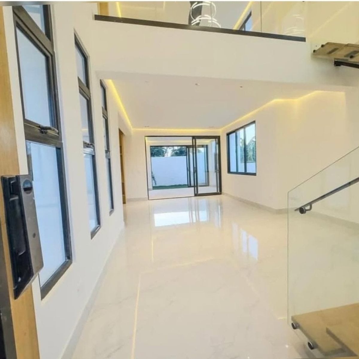 Casa Moderna, amplia y llena de luz natural – foto 2