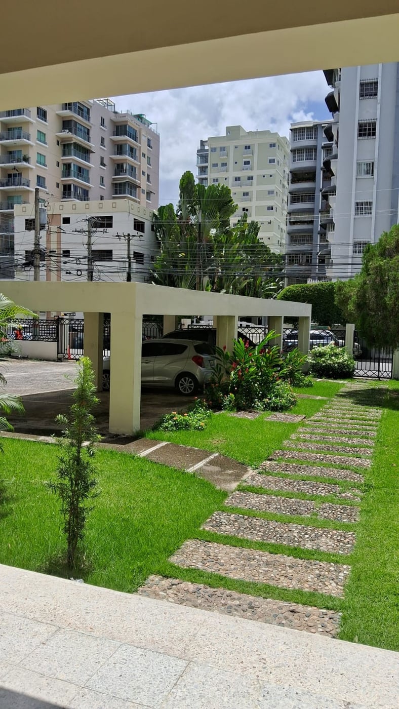ALQUILER Apartamento 2h Piantini en un 2do nivel – foto 1