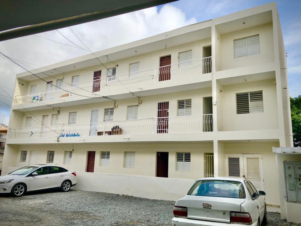 Edificio en venta en el centro de Baní – foto 1