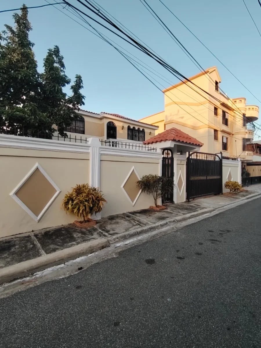 Casa amplia en venta en Tropical del Este – foto 1
