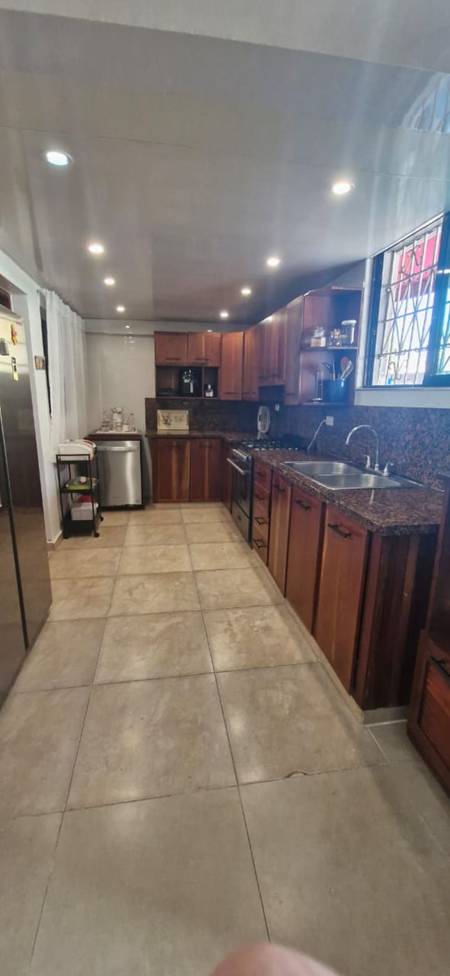 CASA EN VENTA 4 DORMITORIOS CALLE ESCUDO NORTE SAN – foto 2