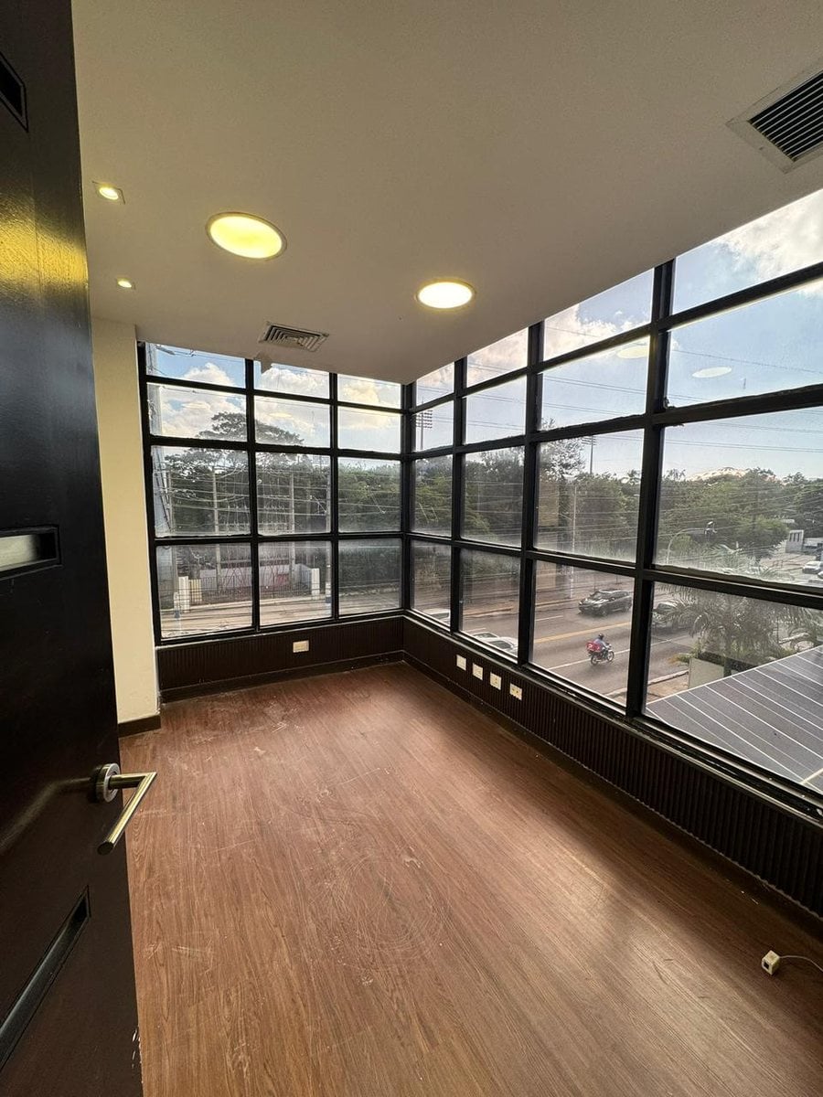 Local en Naco: 200m2, 6 Parqueos y Oficinas Listas – foto 8