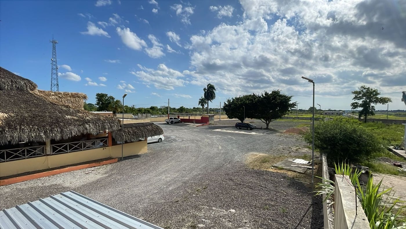 Venta de terreno y local – foto 7