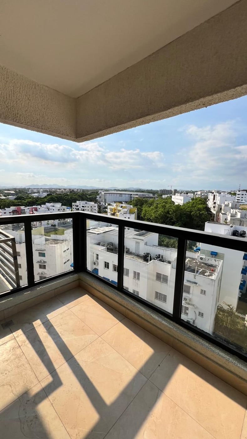 Apartamento moderno con balcón y vistas despejadas – foto 1