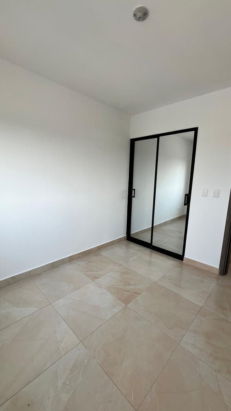 Apartamento moderno con balcón y vistas despejadas – foto 6