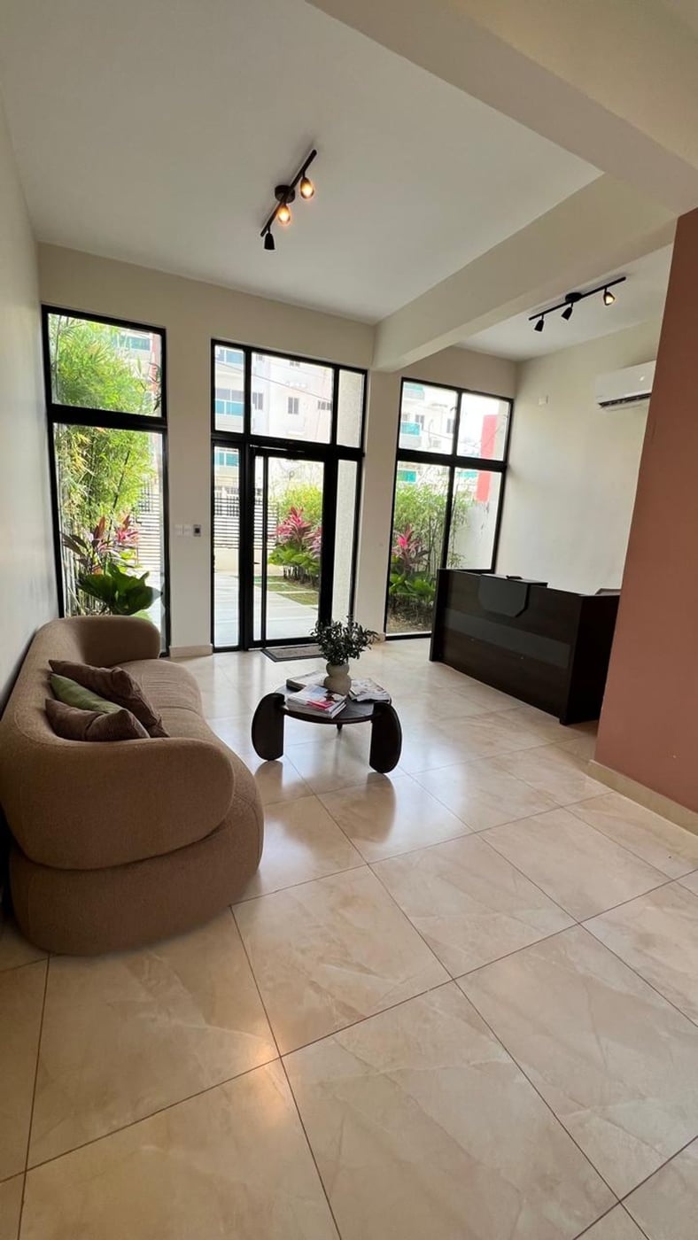 Apartamento moderno con balcón y vistas despejadas – foto 2