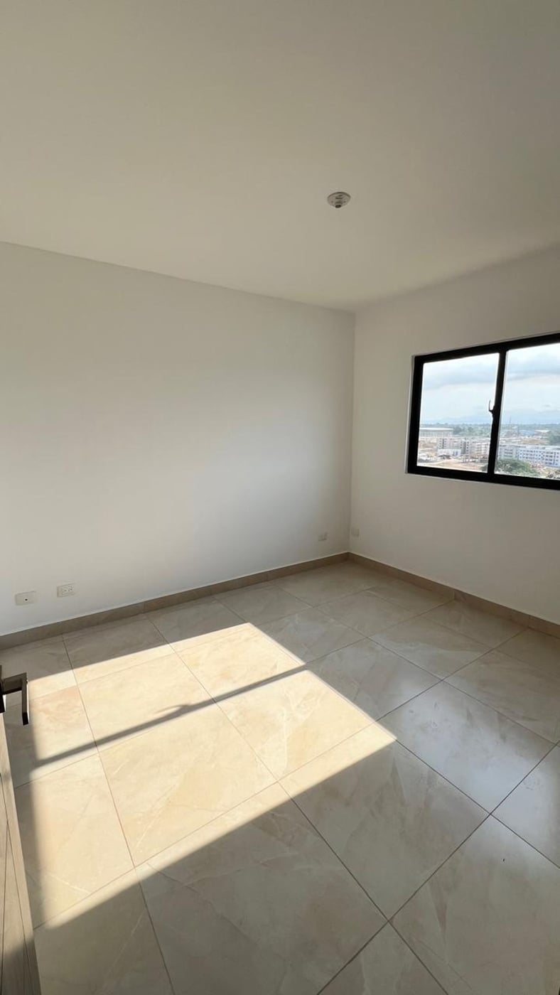 Apartamento moderno con balcón y vistas despejadas – foto 12