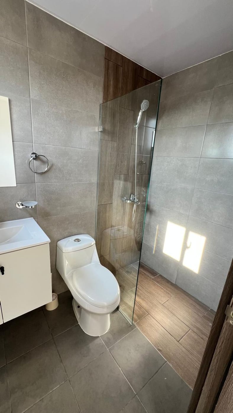 Apartamento moderno con balcón y vistas despejadas – foto 4