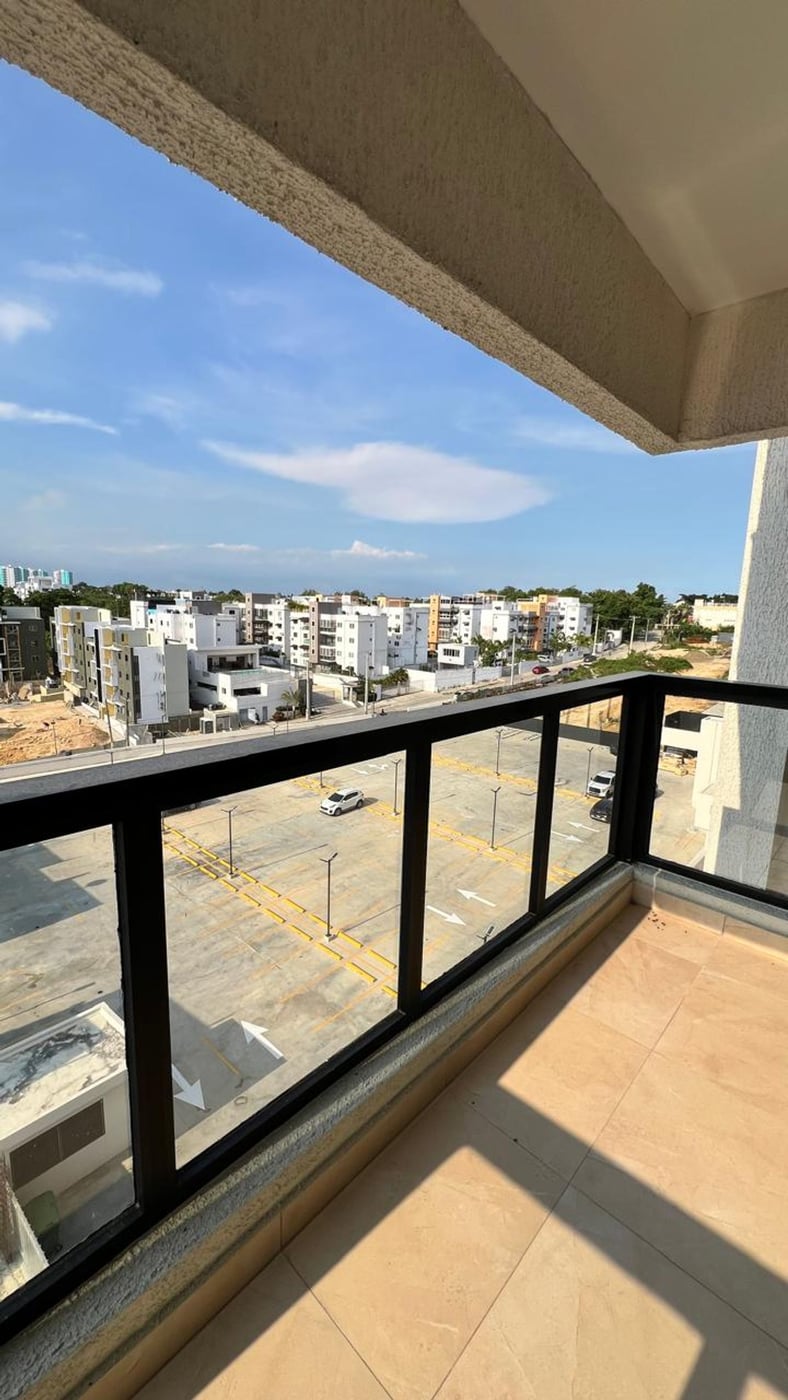 Apartamento moderno con balcón y vistas despejadas – foto 10
