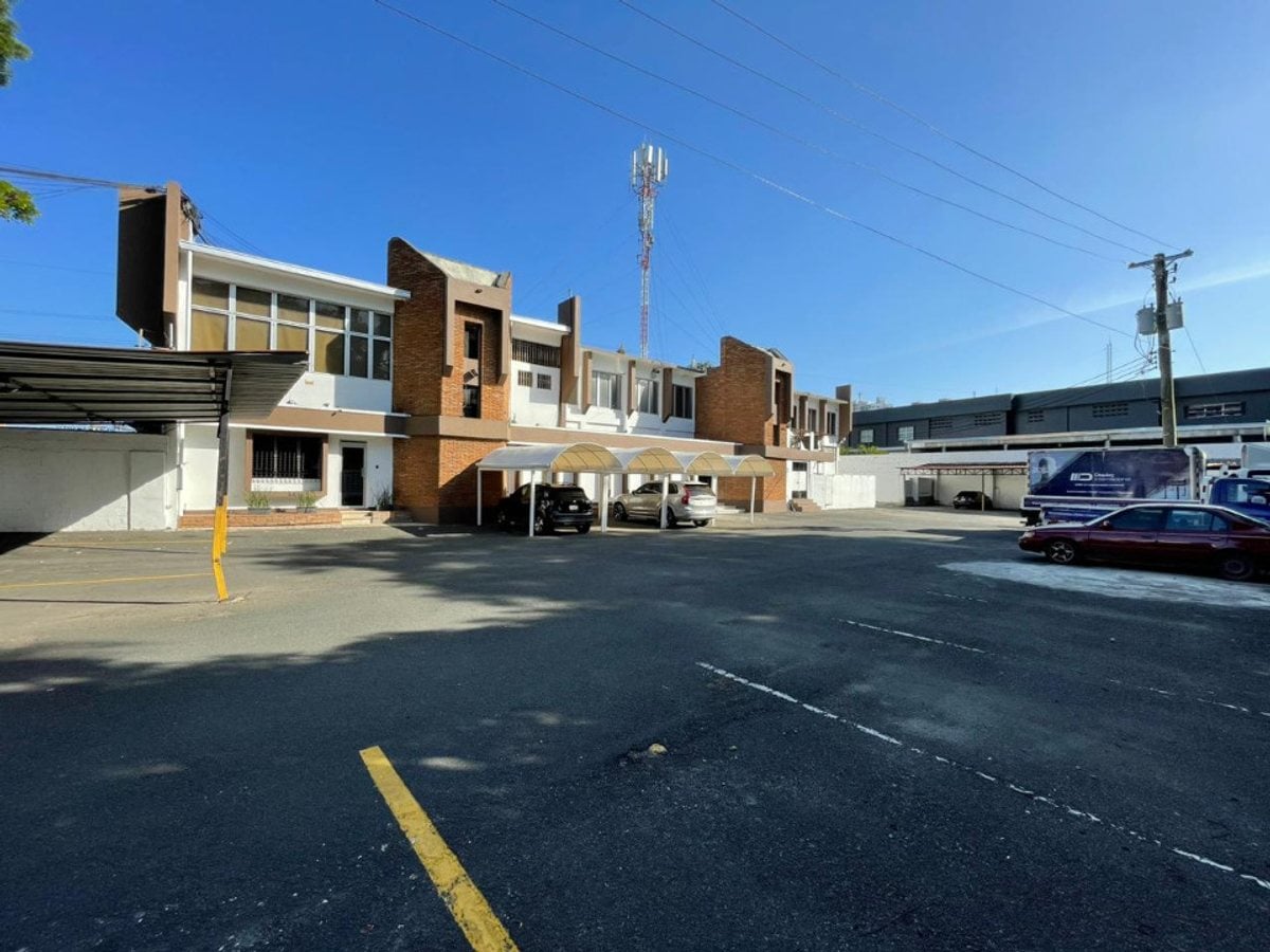 Local comercial en alquiler en Viejo Arroyo Hondo – foto 1