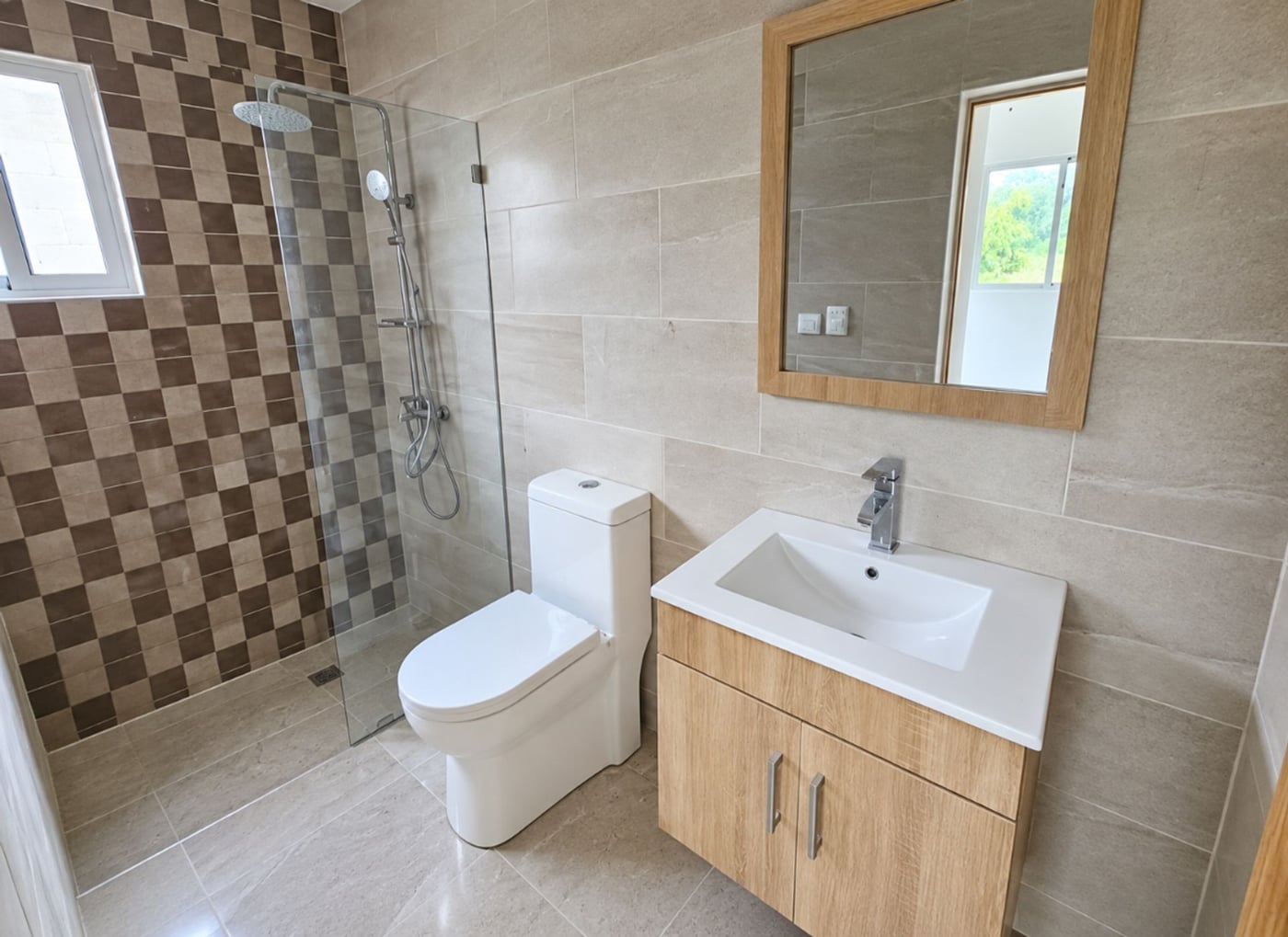VENDO CASA DE 2 NIVELES CERCA DE LA EMBAJADA EEUU – foto 3