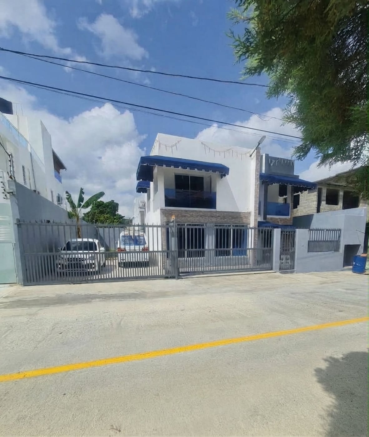 VENDO CASA DE 2 NIVELES CERCA DE LA EMBAJADA EEUU – foto 1