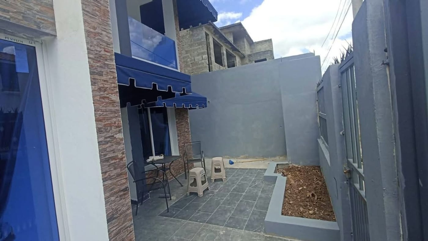 VENDO CASA DE 2 NIVELES CERCA DE LA EMBAJADA EEUU – foto 8