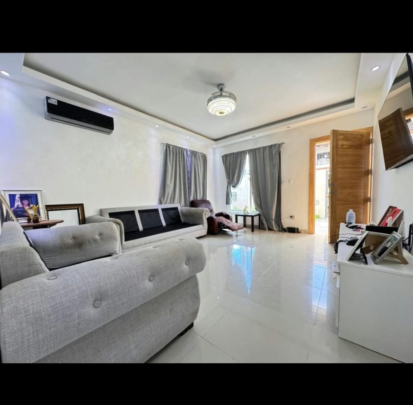 VENDO CASA DE 2 NIVELES CERCA DE LA EMBAJADA EEUU – foto 4
