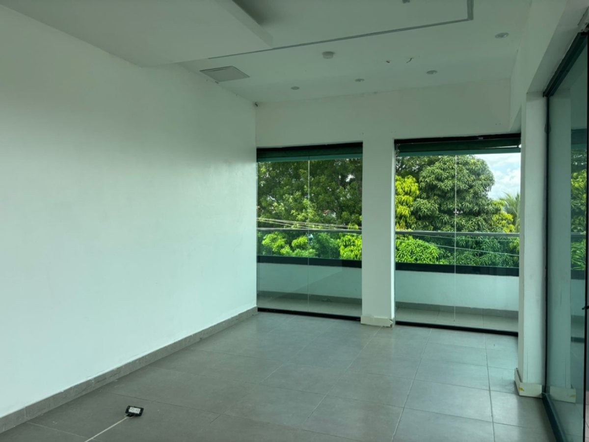 Local comercial en alquiler en la zona Oriental – foto 1