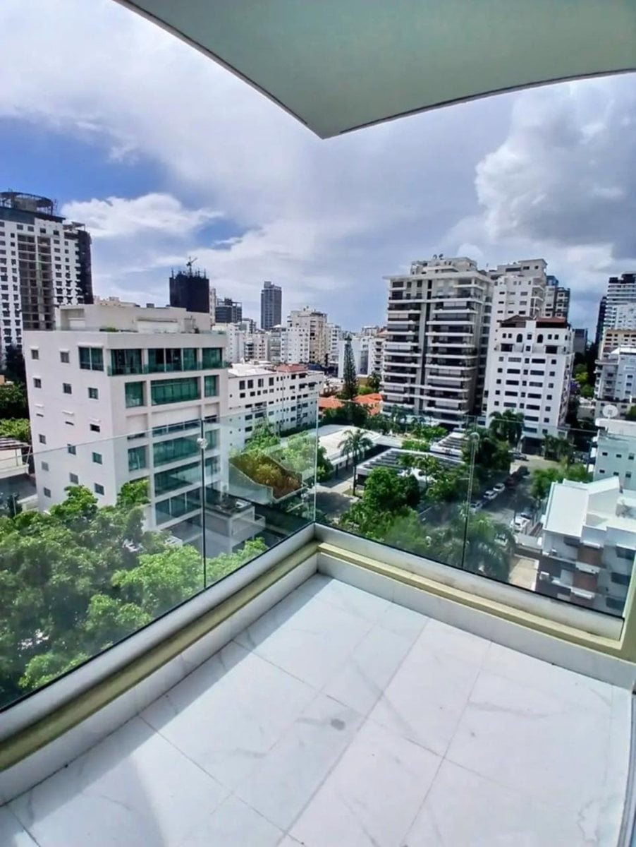 Piso alto de 2 habitaciones con vista frontal en Piantini – foto 2