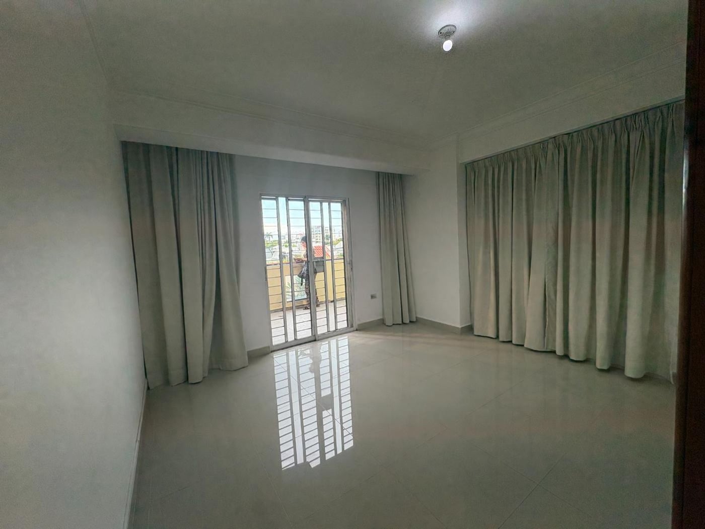 APARTAMENTO CON TERRAZA 2 HABS Y ESTUDIO – foto 5