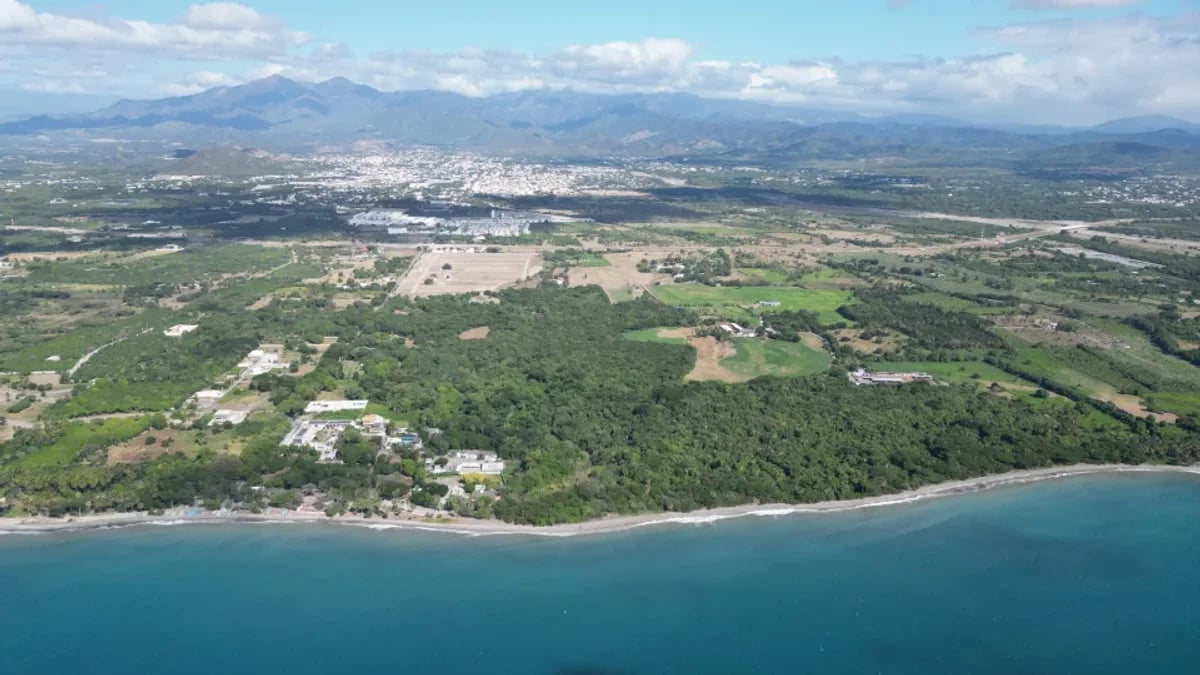 Terreno Con Playa en Los Almendros, Baní – foto 1