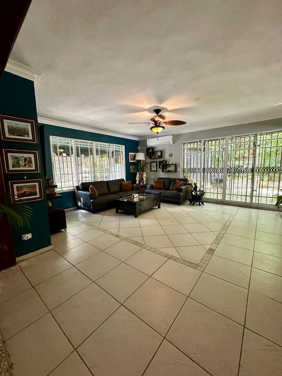 Casa de 2 Niveles con Amplio Patio Viejo Arroyo Hondo – foto 1