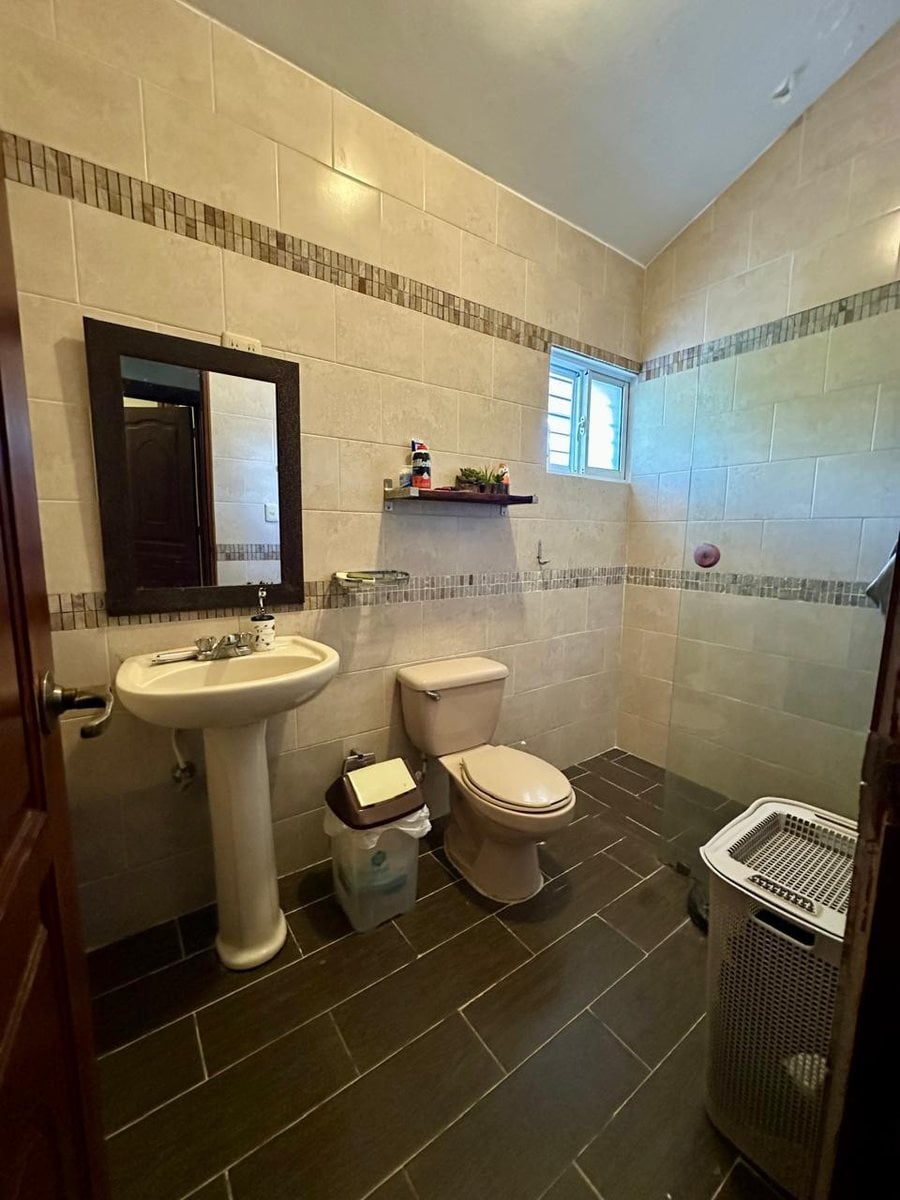 Casa de 2 Niveles con Amplio Patio Viejo Arroyo Hondo – foto 3