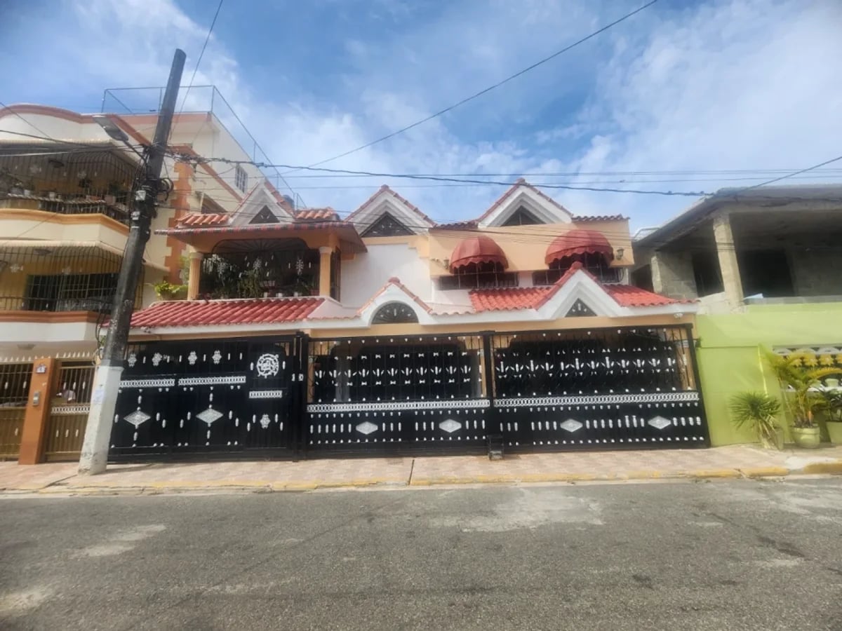 Casa en Santo Domingo Este, 3 hab y 3 pisos. – foto 1