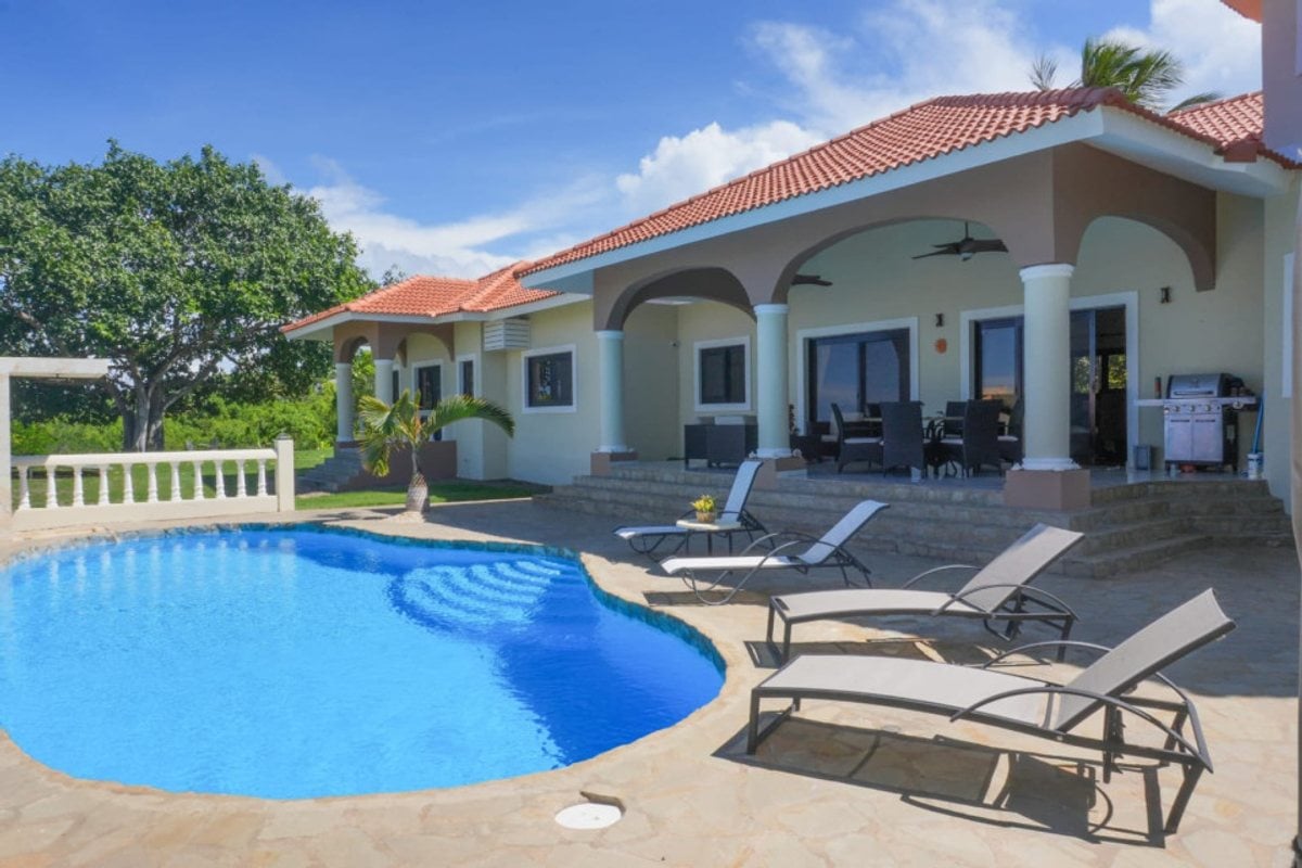 Elegante Villa Recién Renovada en Comunidad Cerrada Premium – foto 3