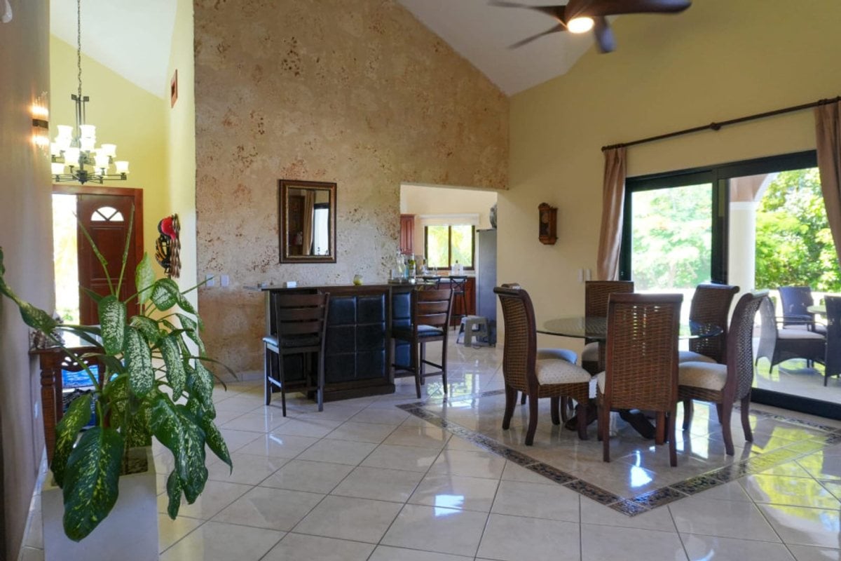 Elegante Villa Recién Renovada en Comunidad Cerrada Premium – foto 4