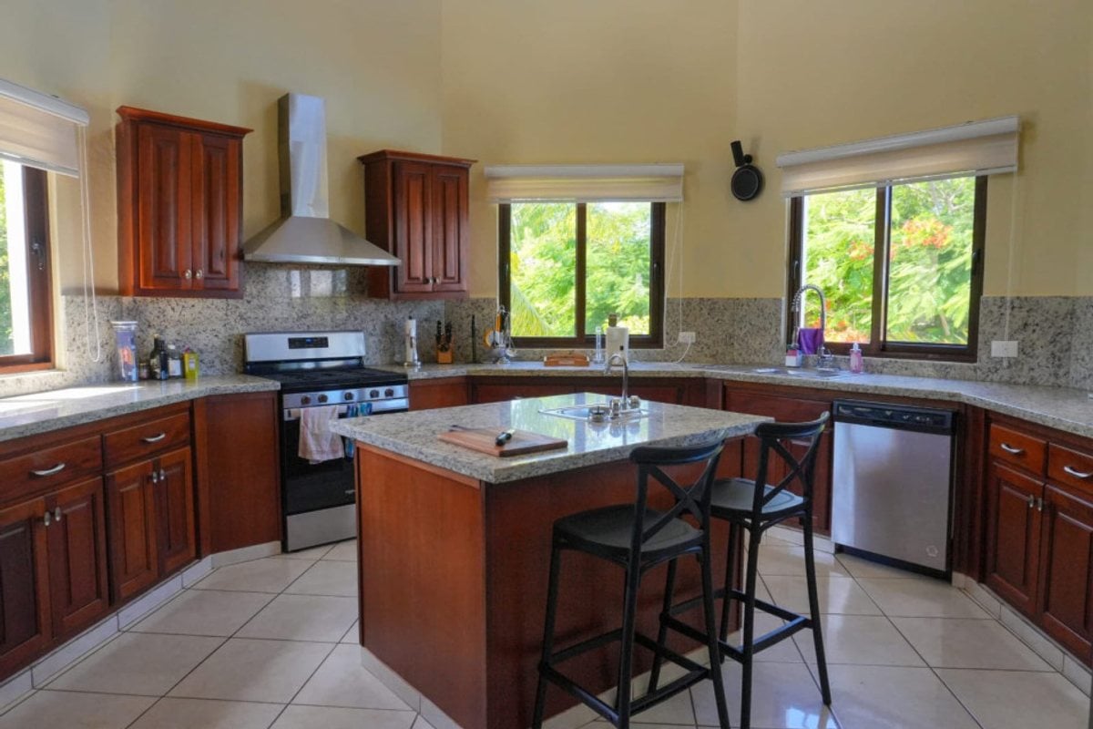 Elegante Villa Recién Renovada en Comunidad Cerrada Premium – foto 5
