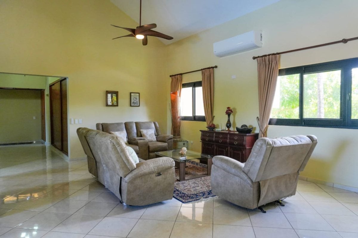 Elegante Villa Recién Renovada en Comunidad Cerrada Premium – foto 7