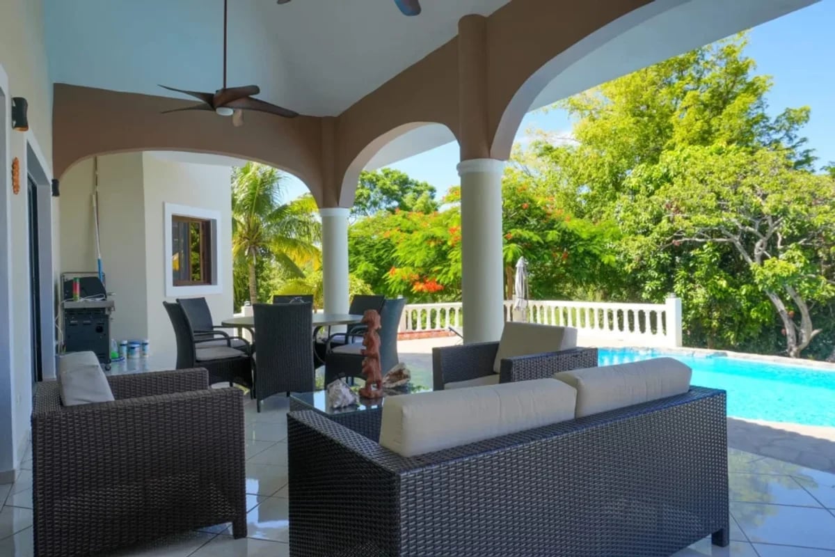 Elegante Villa Recién Renovada en Comunidad Cerrada Premium – foto 9