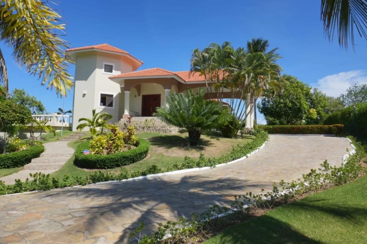 Elegante Villa Recién Renovada en Comunidad Cerrada Premium – foto 2