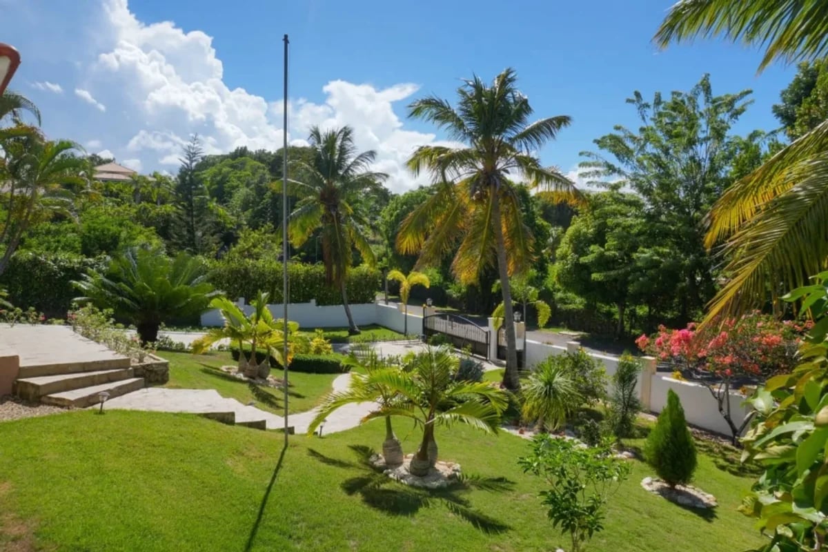 Elegante Villa Recién Renovada en Comunidad Cerrada Premium – foto 6