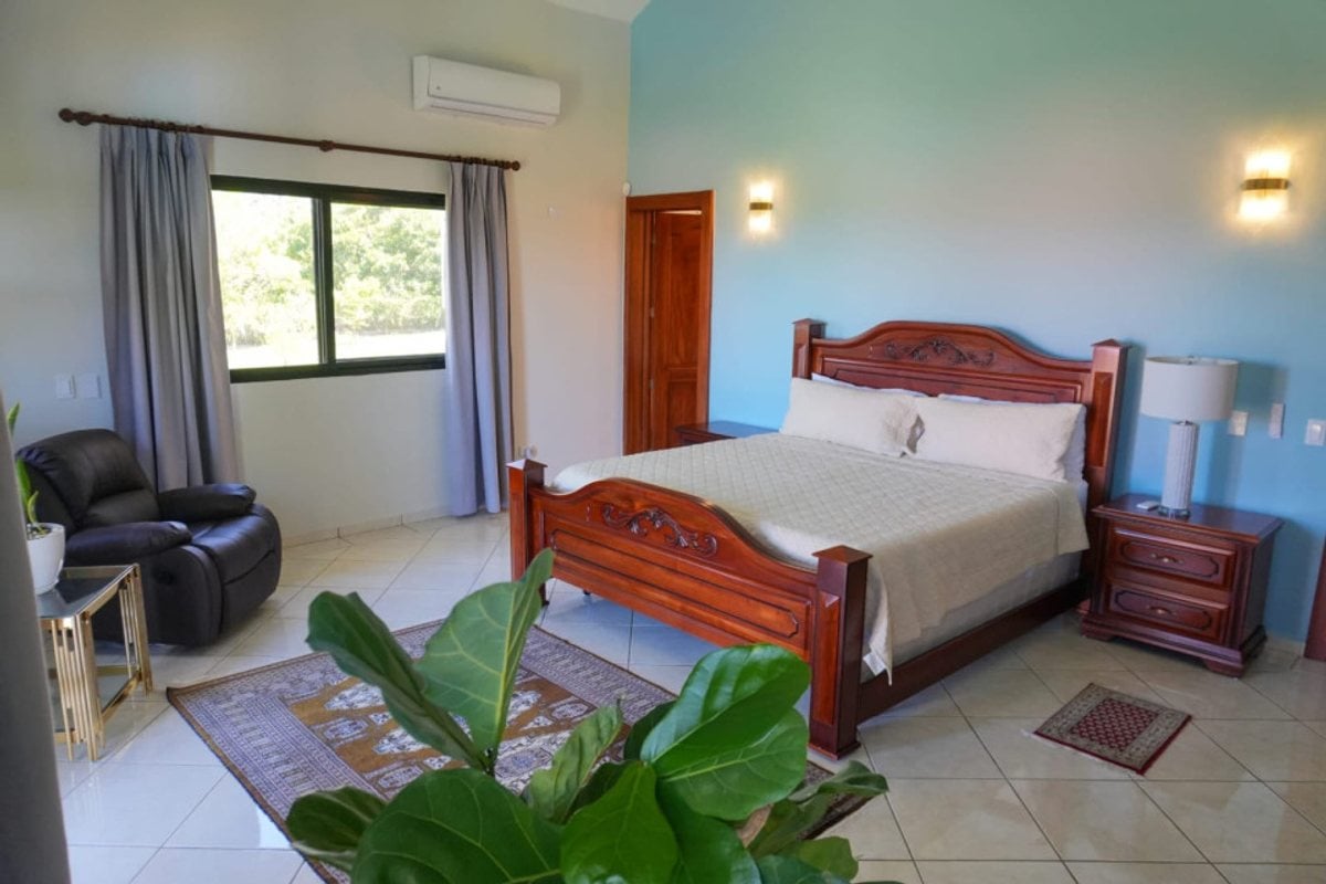 Elegante Villa Recién Renovada en Comunidad Cerrada Premium – foto 8