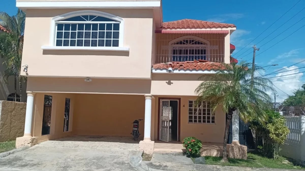 Hermosa villa de 2 niveles en Juan Dolio – foto 1