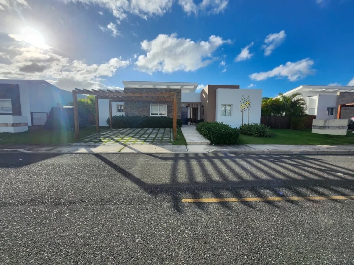 CASA CON TERRAZA Y PATIO EN VISTA CANA – foto 1