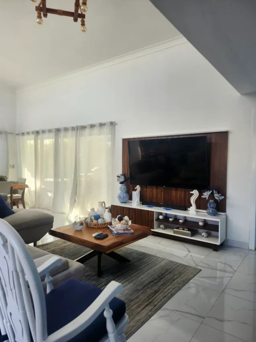 CASA CON TERRAZA Y PATIO EN VISTA CANA – foto 2