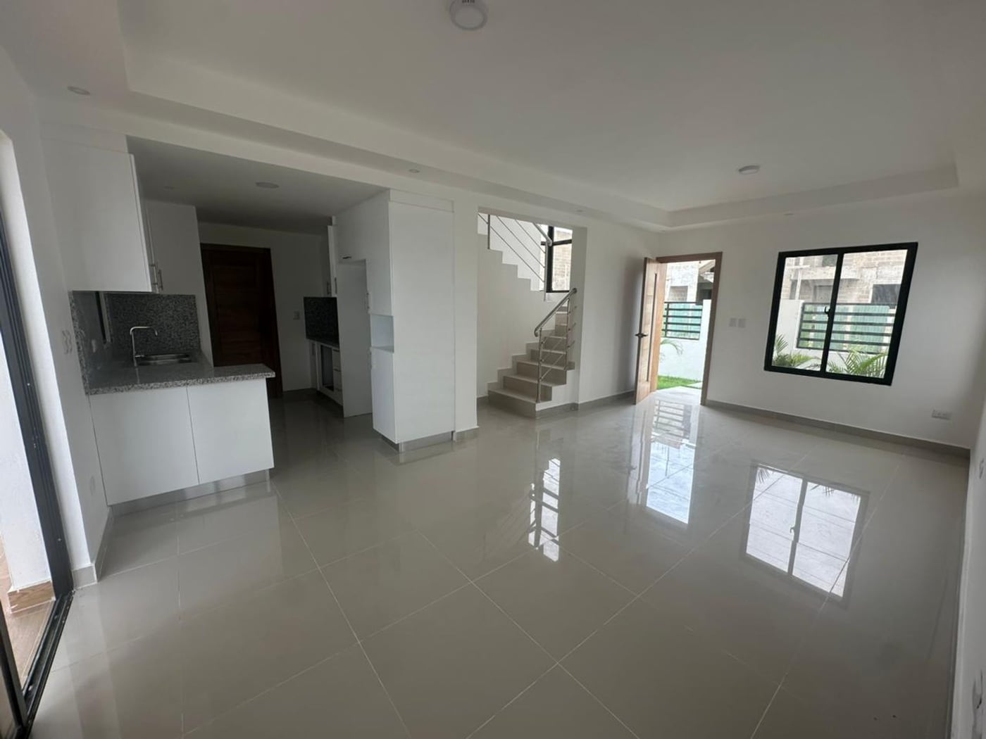 Casa en venta en frente de plaza comercial – foto 4
