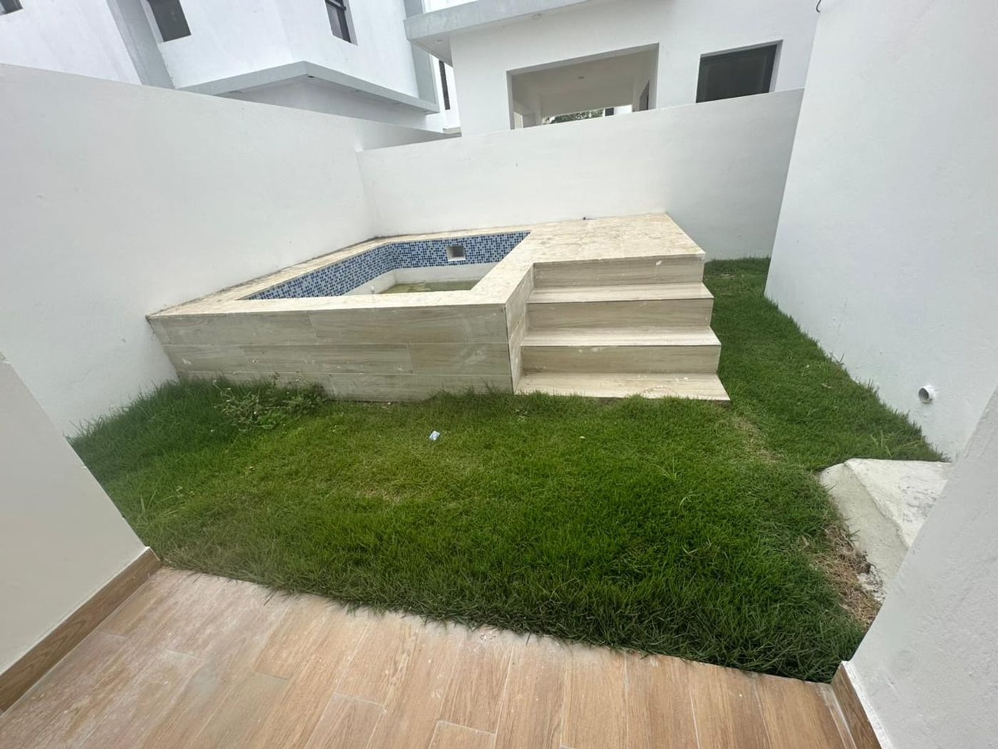 Casa en venta en frente de plaza comercial – foto 2