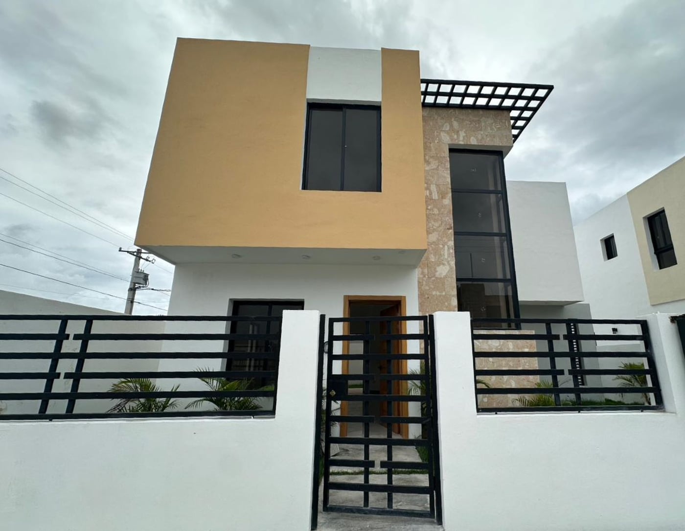 Casa en venta en frente de plaza comercial – foto 1